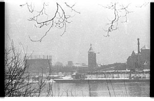 Sprengung Uhrenturm im Gaswerk Wik (Kiel 37.222).jpg