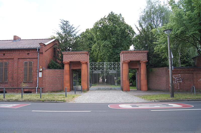 File:Städtischer Friedhof Weißensee01500.JPG