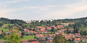 Blick auf St. Englmar, oben im Hintergrund Hotelbauten