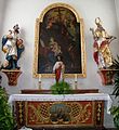 Die nördliche Seitenkapelle mit Altar und Statuen.