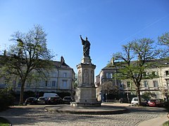 Monument Bernard de Clairvaux, de la Place Saint-Bernard voisine