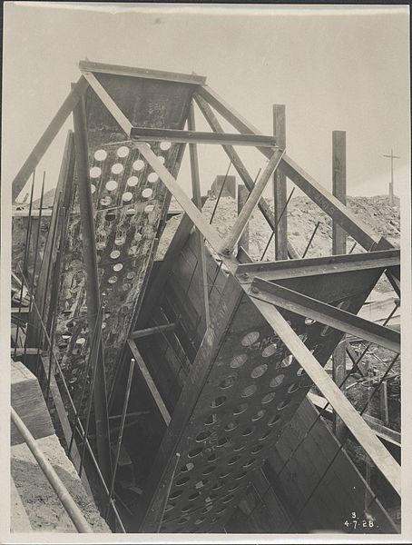 File:Steel framework for the Sydney Harbour Bridge, 1928 (8282701179).jpg