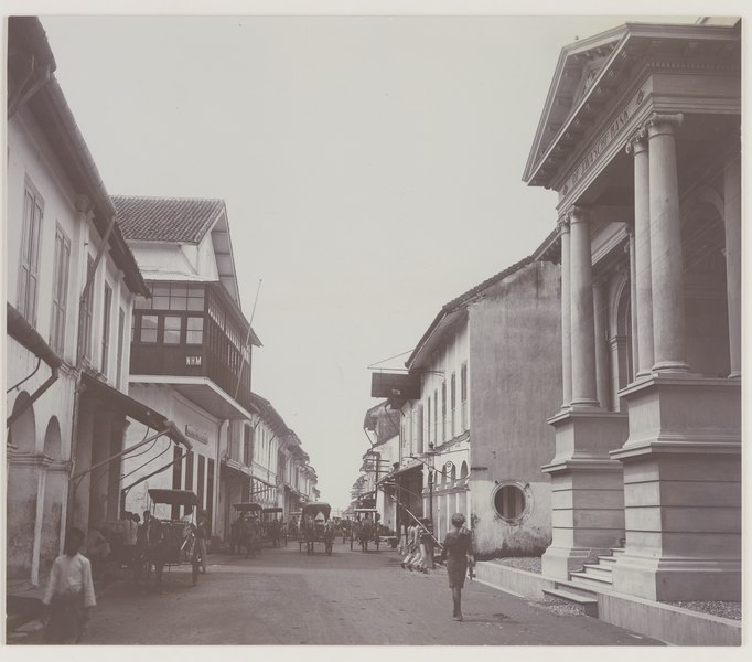 File:Straat te Makassar met aan de rechterzijde de kantoren van de Javasche Bank en de Koninklijke Paketvaart Maatschappij en aan de linkerzijde het kantoor van de Nederlandsche Handel Maatschappij, KITLV 5004.tiff