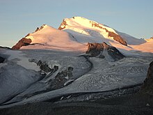 La montagna vista dalla Britanniahütte. Sulla destra l'Adlerpass.