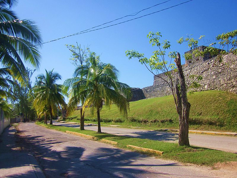 File:Street and castle, Bacalar, Q. Roo. - panoramio.jpg