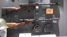 Пистолет-пулемёт Suomi с магазином на 70 патронов.