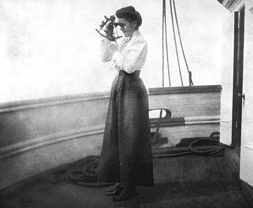 Agnes Tapley, een meevarende echtgenote, met sextant aan boord van de bark Saint James.