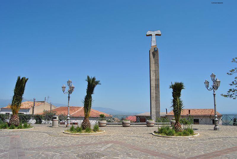 File:Tau - Piazzale Sant'Antonio (Terranova da Sibari).JPG