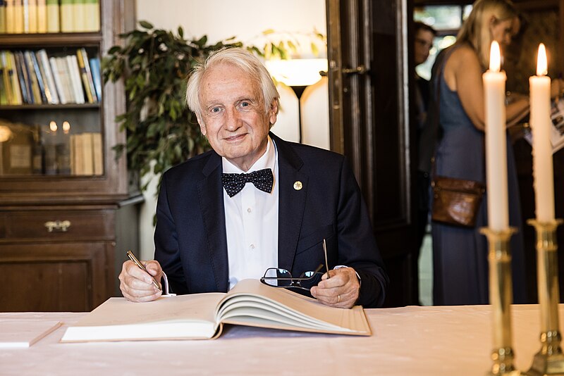 File:The 2020 Kavli Prize Laureate Knut Urban signing the protocol (2022) (52337039956).jpg