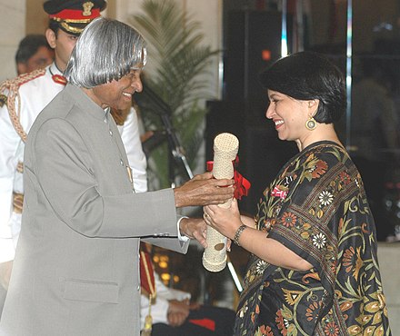 The President, Dr. A.P.J. Abdul Kalam presenting the Padma Shri Award – 2006 to Ms. Sucheta Dalal, a well-known business journalist, in New Delhi on March 20, 2006.jpg