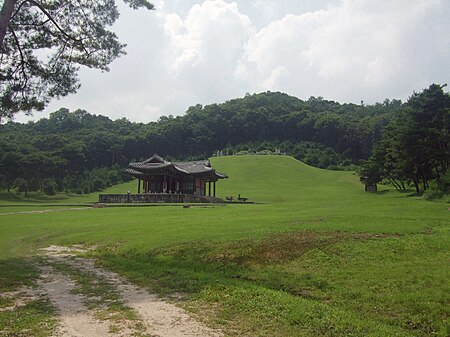 ไฟล์:The_Tomb_of_King_Hyeonjong.JPG