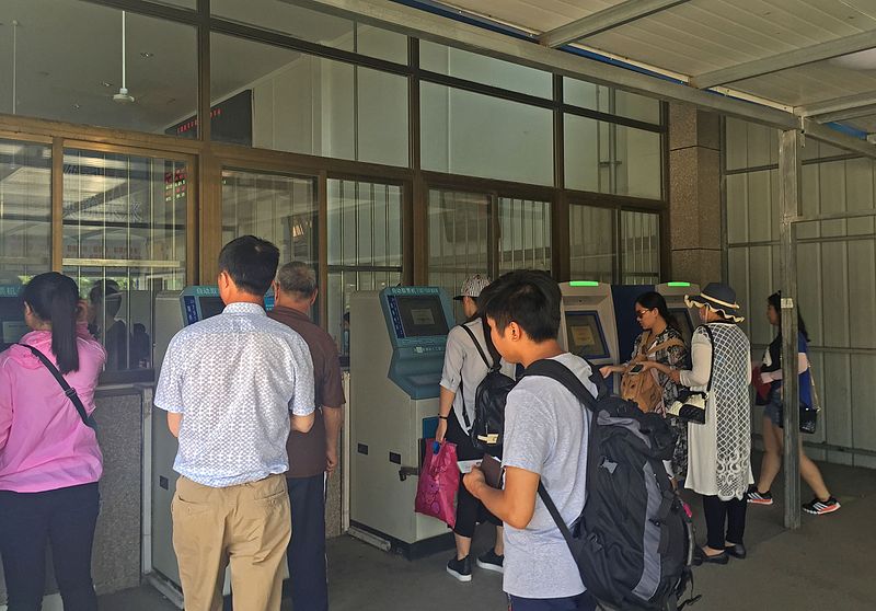 File:Ticket pickers at Hengshui Railway Station (20160615112703).jpg