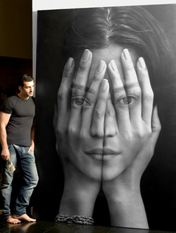 Tigran Tsitoghdyan with his painting from Mirror series.png