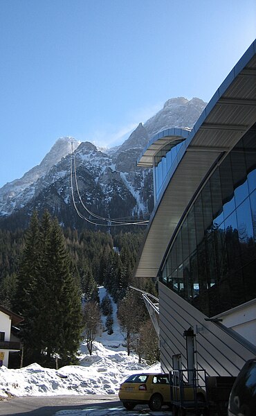 File:Tiroler Zugspitzbahn Blick von Talstation zur Spitze.jpg