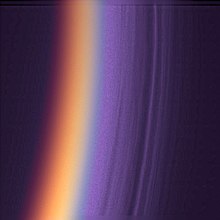 Die Titanatmosphäre besteht aus vielen übereinanderliegenden Dunstschichten, die sich Hunderte von Kilometern hoch erstrecken: UV-Aufnahme von der Nachtseite aus (Cassini, 2004). Um nahezu natürliche Farben zu erreichen, wurde die Aufnahme nachkoloriert.