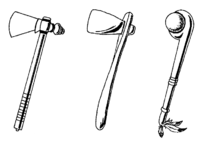 Skizzen dreier Tomahawks, rechts ein als Keule gefasstes Steinbeil steinzeitlicher Bauart, nach links Entwicklung zum modernen Handbeil