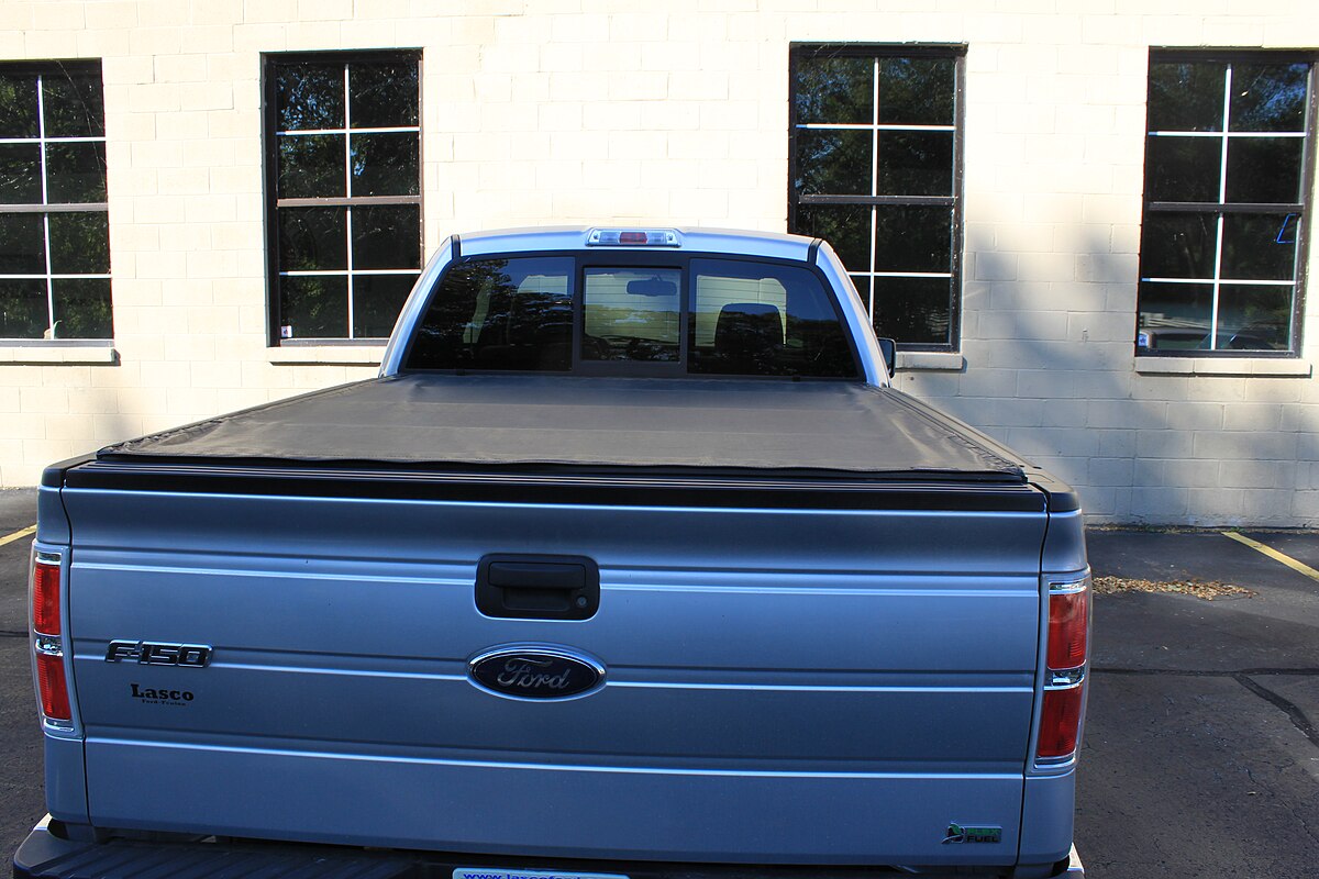 https://upload.wikimedia.org/wikipedia/commons/thumb/b/b8/Tonneau_on_pickup_truck.JPG/1200px-Tonneau_on_pickup_truck.JPG