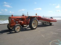 Tracteur de la SNSM à Omaha Beach dans le Calvados.