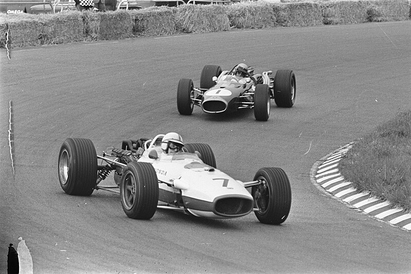 File:Training Grand Prix te Zandvoort, op voorgrond John Surtus met Honda, daarachter, Bestanddeelnr 920-3735.jpg
