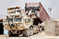 積み下ろし装置を使用しているLVSR。アフガニスタン派遣車両。