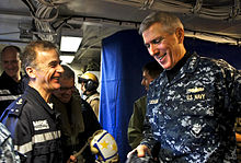 US Navy 110321-N-0000X-039 Adm. Samuel J. Locklear, III spricht mit der französischen Marine Rear Adm. Philippe Coindreau an Bord von Charles de Gaulle (R91) .jpg