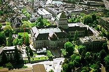 University main building, with the Predigerkirche, the Niederdorf and the Limmat in the background. UZZ-01.JPG