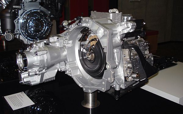 Part-cutaway view of the Volkswagen Group 6-speed direct-shift gearbox. The concentric multi-plate clutches have been sectioned, along with the mechat