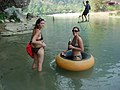 Tubing er en populær aktivitet på elva