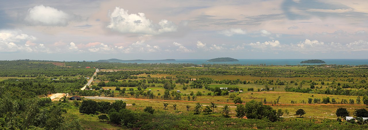 1280px-View_of_the_outskirts_of_Sihanoukville.jpg (1280×452)