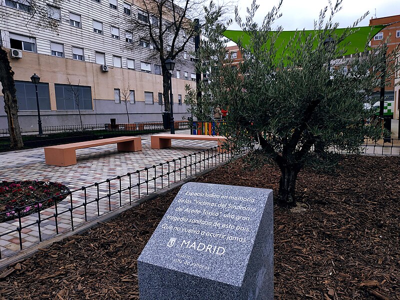 File:Villa de Vallecas abre un espacio en memoria de las víctimas del Síndrome del Aceite Tóxico 01.jpg