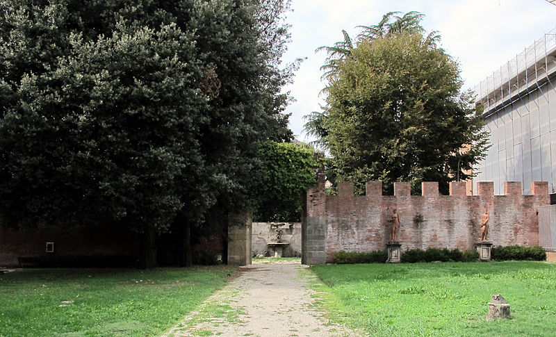 File:Villa guinigi, giardino 01.JPG