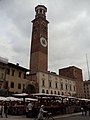 Torre dei Lamberti şi Piazza delle Erbe