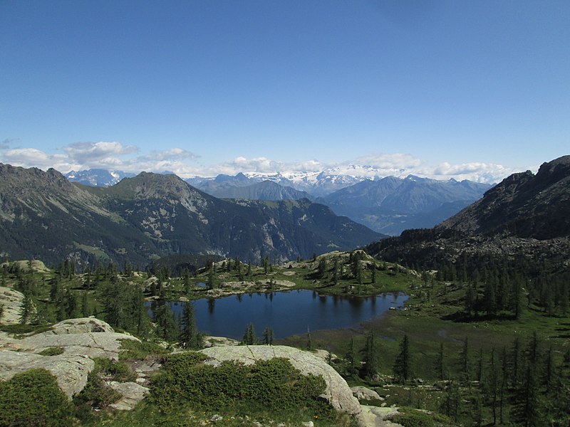 File:Vista sul Lago Vallette nel Parco naturale del Mont Avic.jpg