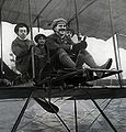 Marinus van Meel aan de stuurknuppel, in 1911 overleden op 12 juni 1958