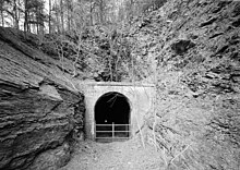 Západní portál tunelu č. 1356, tunel Stick Pile, pohled na severovýchod. - Western Maryland Railway, Cumberland Extension, Pearre to North Branch, from WM milepost 125 to 160, Pearre, Washington County, MD.jpg