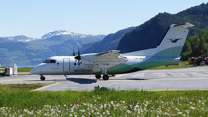 File:Wideroe-dash8-sandane-airport.jpg