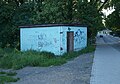 Polski: Ulica świętego Józefa w Zabrzu. Opuszczona budka dróżnika przy zlikwidowanym przejeździe kolejowym.