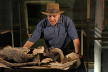 Zahi Hawass examining the mummy in 2018. Zahi-mummies.png