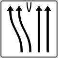 Zeichen 501–50 Überleitungstafel – ohne Gegenverkehr – vierstreifig, davon die beiden linken Fahrstreifen nach links übergeleitet und die beiden rechten Fahrstreifen geradeaus