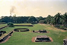 View of the main square of the ruins of the city of Cempoala, capital of the Totonac Nation, the first to establish a military alliance with the Castilian hosts to attack the dominions of the Triple Alliance or Excan Tlahtoloyan. Zempoala-06.jpg