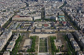 Le quartier de l'École-Militaire dans le prolongement du Champ-de-Mars.