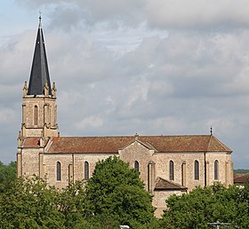 Une église vue de côté surmontée d'un toit en tuile rouge et d'un clocher en flèche couvert d'ardoises noires.