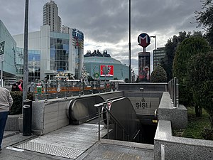ورودی ایستگاه متروی استانبول در مقابل پاساژ جواهر بزرگترین پاساژ اروپا