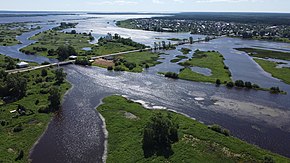 La parte sur de la ciudad de Usolye y el río Kama