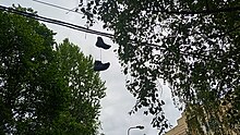 Забрасывание обуви — Википедия