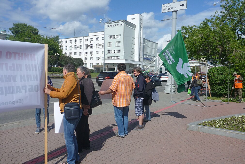 Сергей Зыков успел встать с флагом в строй пикетчиков, хотя мероприятие официально кончилось