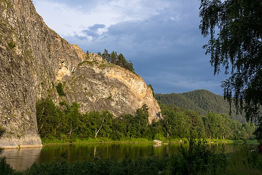 Скалы на реке белая