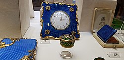 שעון שולחני ונרתיקים לסיגריות מצופים באמאיל, מוזאון סן פטרסבורג