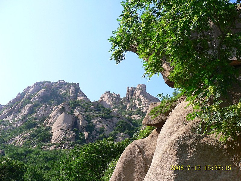 File:秃鹰石 - panoramio - 白云悠悠.jpg