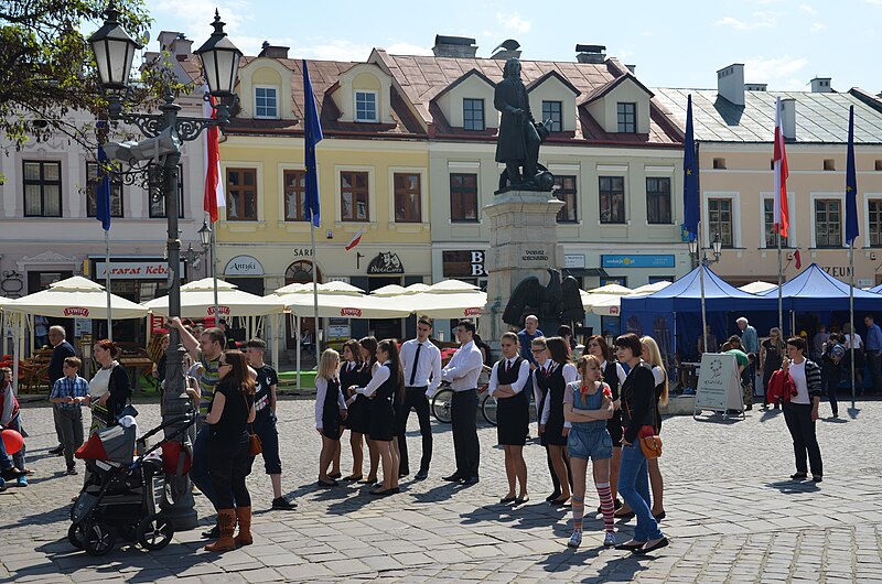 File:02014 Market Square in Rzeszów...jpg